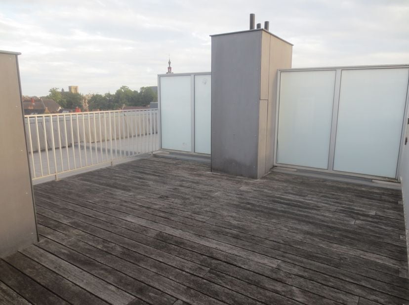 Dakappartement 2 slaapkamers met dakterras<br />
<br />
Appartement met inkomhal, 2 slaapkamers, badkamer met bad en toilet, living, keuken, berging.