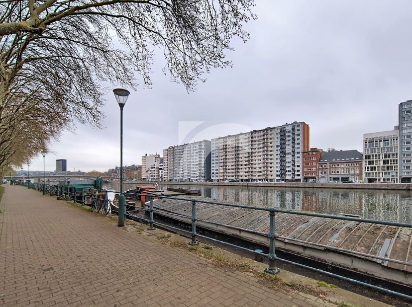 LIÈGE rue Alex Bouvy, 2A : Situé au 4 étage dune résidence bien entretenue, en plein cur de Liège, cet agréable appartement de ± 85 m² vous séduira pa