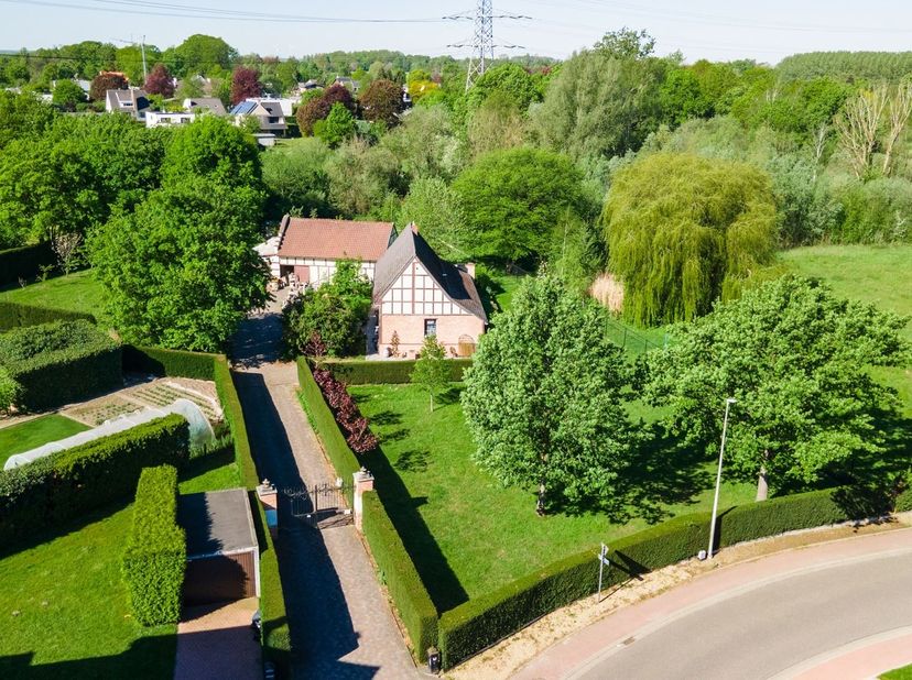 Charmante hoeve met uitzonderlijk potentieel op toplocatie in Rapertingen!<br />
Deze karaktervolle hoeve is rustig gelegen aan de Trekschurenstraat