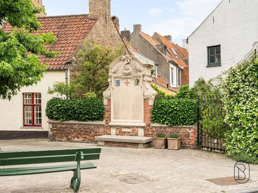 Een unieke kans in centrum Brugge: charmant gerenoveerde stadswoning met 3 slaapkamers, 2 badkamers en zonnige stadstuin.<br />
In het gegeerde Sint-A