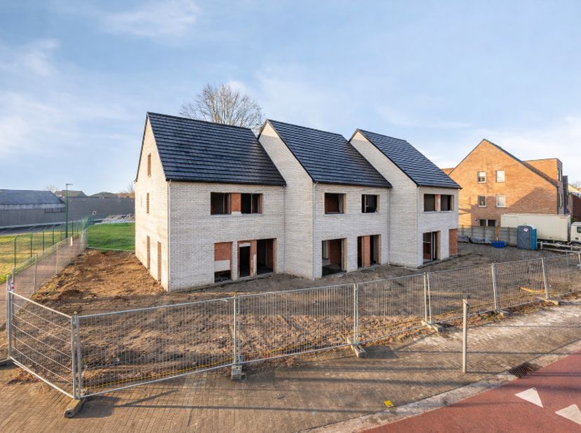 Gelegen in het centrum van Lievegem, op een mooi perceel van 222 m², bevindt zich deze ruime nieuwbouwwoning in casco toestand. De woning werd opgetro