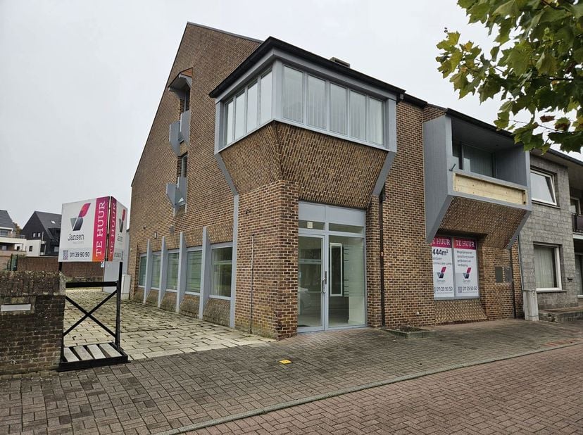 Te huur: handelspand Meeuwen – Hoogstraat 7<br />
Dit gerenoveerde handelspand van 200 m² is gelegen in het centrum van Meeuwen. Het pand biedt divers