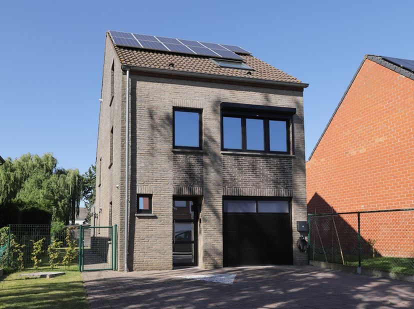 Op een boogscheut van de Schelde vindt u deze unieke, volledig gerenoveerde en instapklare woning. Dankzij de moderne kamers en het veel natuurlijk li