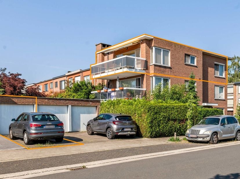 Bent u op zoek naar een ruim en verzorgd appartement op een toplocatie? Dan is dit appartement op de tweede verdieping in een kleinschalig gebouw met