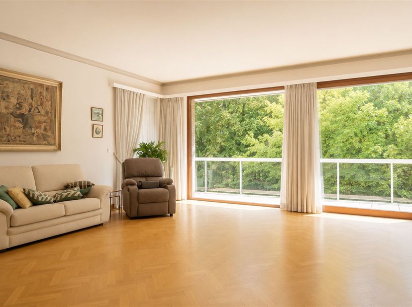 Property One, votre partenaire immobilier à Uccle, vous propose ce superbe appartement d’angle idéalement situé dans le très recherché quartier Messid