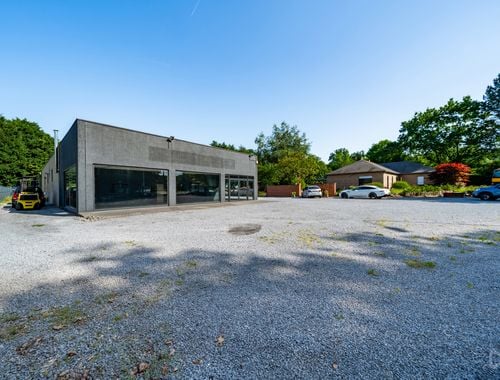                                         Magazijn met bureel te koop in Soignies, € 375.000

