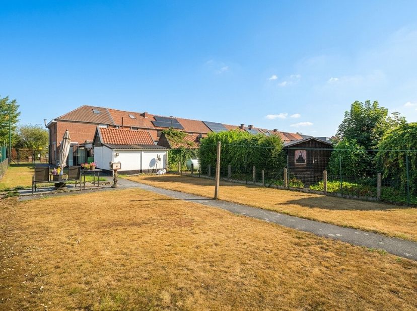Woning met veel potentieel op een mooi perceel aan de rand van Eeklo Op een leuke en rustige locatie aan de rand van Eeklo vinden we deze halfopen beb