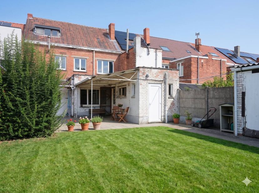 À Wondelgem, nous proposons cette propriété unique à la vente. Le bâtiment sert de boucherie depuis 1954 et combine des espaces commerciaux avec des l