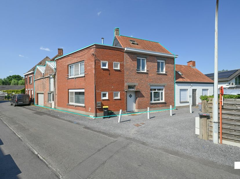 Deze interessante eigendom bestaat uit een verhuurde gezinswoning met een naastliggende loods, gelegen op twee afzonderlijke percelen met een gezamenl