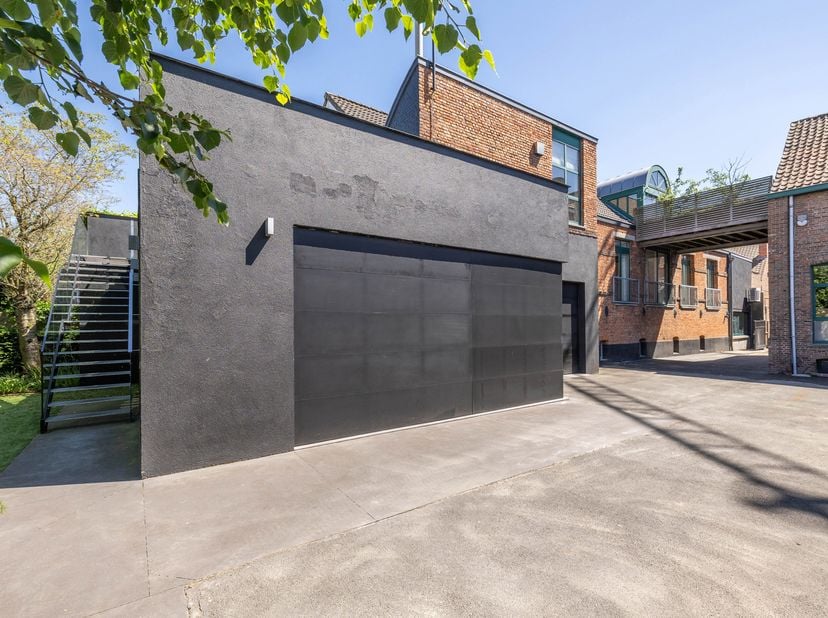 BEZOEKEN KUNNEN UITSLUITEND INGEPLAND WORDEN VIA ONZE WEBSITE!<br />
Deze unieke conciërgewoning kan u terugvinden op de site van een voormalige brouw