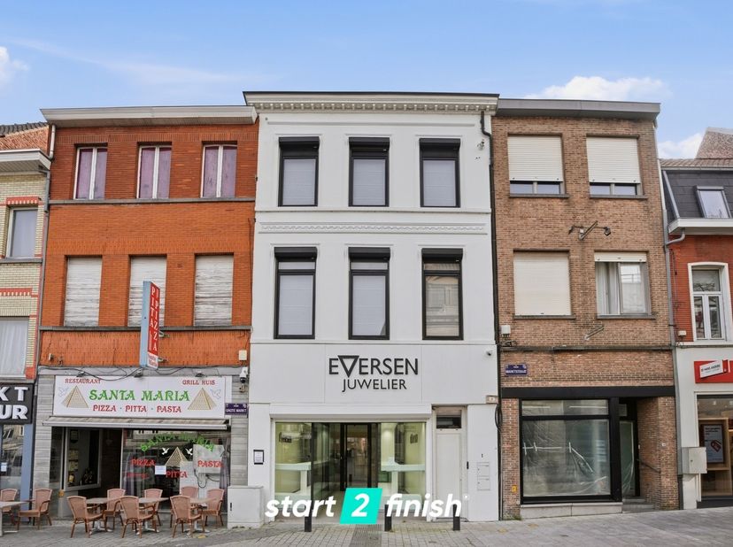 Op de Grote Markt 1 in Izegem bevindt zich dit instapklare handelspand met ruime en moderne woonst, een uitzonderlijke opportuniteit voor ondernemers