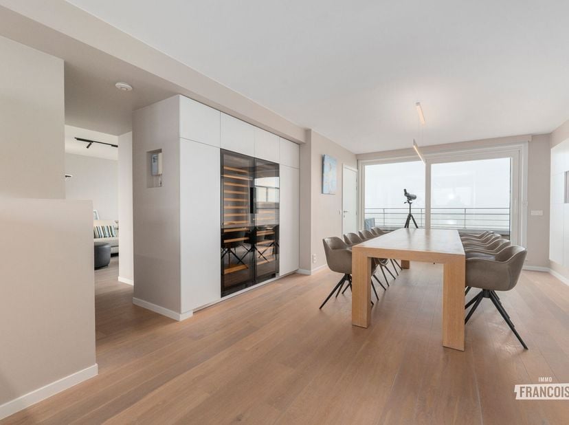 Een echte absolute buitenkans op de Zeedijk van Blankenberge: dit exclusieve duplex-penthouse is een zeldzame combinatie van topligging, uitzonderlijk