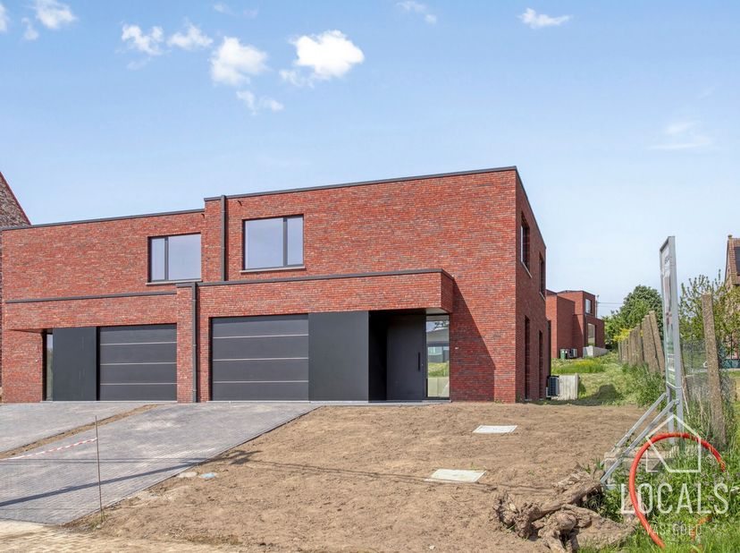 Ontdek deze moderne en lichtrijke halfopen nieuwbouwwoning, gebouwd met oog voor kwaliteit, energiezuinigheid, comfort en duurzaamheid. Bij het binnen