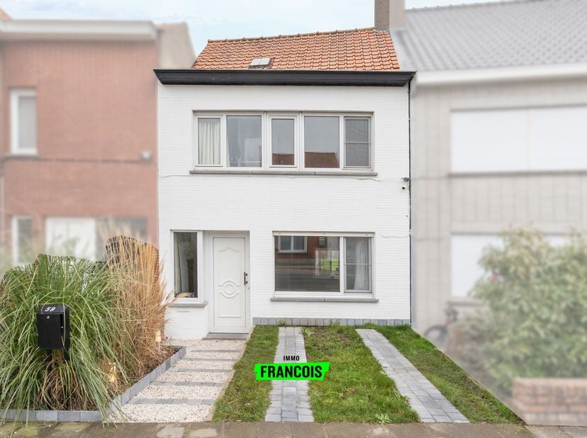 Cette maison familiale est située dans un emplacement avantageux à proximité du village de Bredene. Le quartier est calme et pourtant tous les commerc