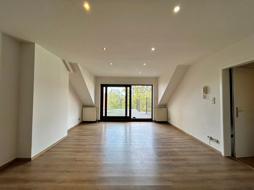 SAINT-GILLES, à proximité de Place du Châtelain et de Ma Campagne, ce lumineux APPARTEMENT (2CH/1BR/2SDB) duplex situé au 3ème étage d'un immeuble san