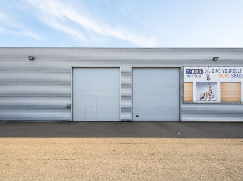 In het industriepark “De Bruwaan”, vlak naast de N60, bevindt zich dit ruim magazijn met een oppervlakte van&amp;nbsp;1.200 m².<br />
Het magazijn is uits