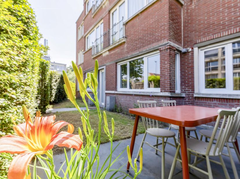 Ruim gelijkvloers hoekappartement met 3 slpks, garage en tuin<br />
<br />
Dit ruime gelijkvloerse hoekappartement combineert het comfort van een appa