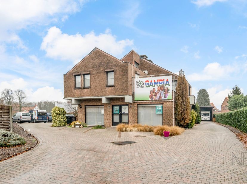 <br />
Dit veelzijdige gebouw, bestaande uit kantoren, magazijn en een ruime woonst, is uitstekend gelegen aan het commerciële centrum van Driehoeven,