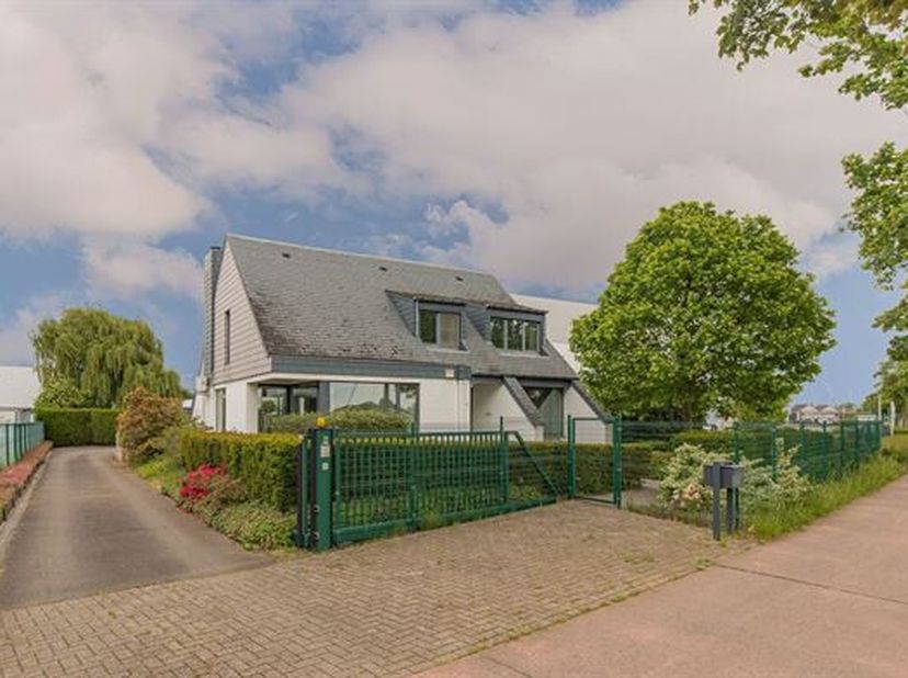 PRIMA ONDERHOUDEN OPEN BEBOUWING MET TIJDLOZE ARCHITECTUUR, LOODS EN ZWEMBAD OP 19A 76CA.<br />
Deze solide en ruime woning met achtergelegen atelier