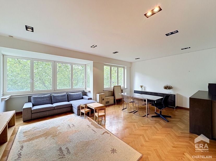 sur lAvenue Louise, à proximité immédiate du Bois de la Cambre, cet appartement 2 chambres de 105 m² (surface brute PEB) vous séduira par sa luminosit