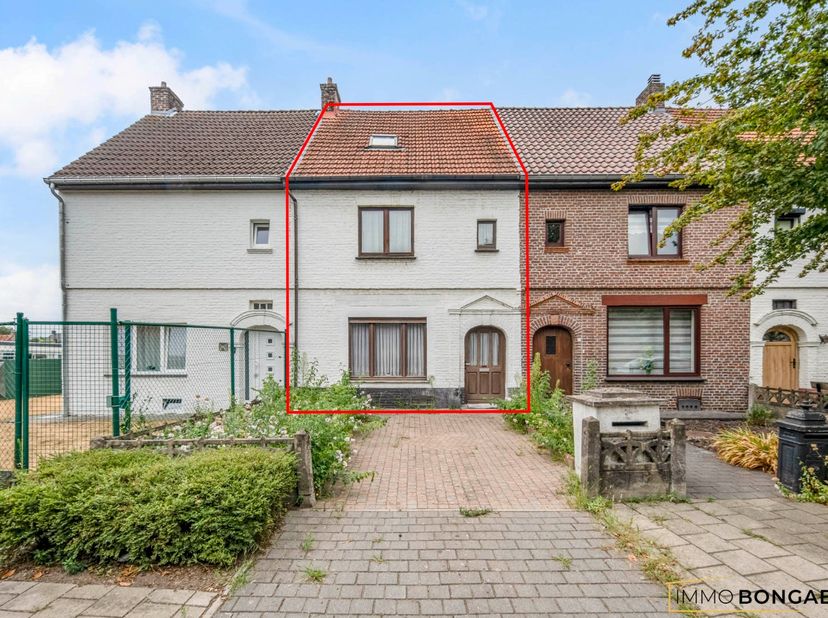 Deze te renoveren woning is gelegen op een perceel van 3a 20ca, op een rustige locatie in Genk.<br />
<br />
De woning is voorzien van 4 slaapkamers,