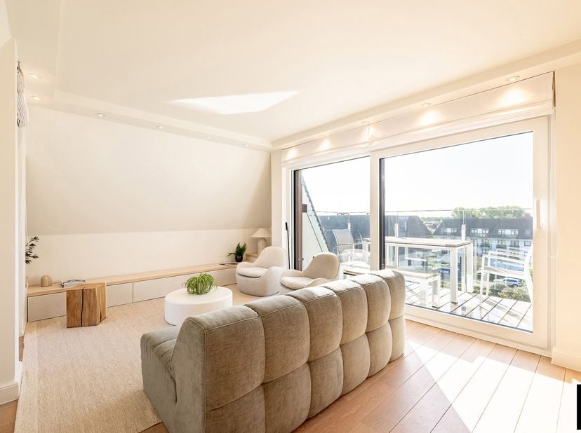 À l’abri de l’animation et à quelques pas seulement du Zoute, découvrez ce bel appartement une chambre récemment rénové, alliant élégance, confort et