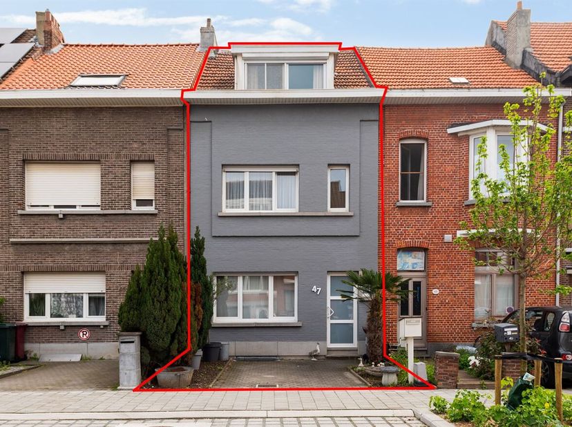 Maison familiale parfaitement entretenue et améliorée avec garage attenant.<br />
Situation : quartier Deuzeld, rue secondaire de Eethuisstraat, artèr
