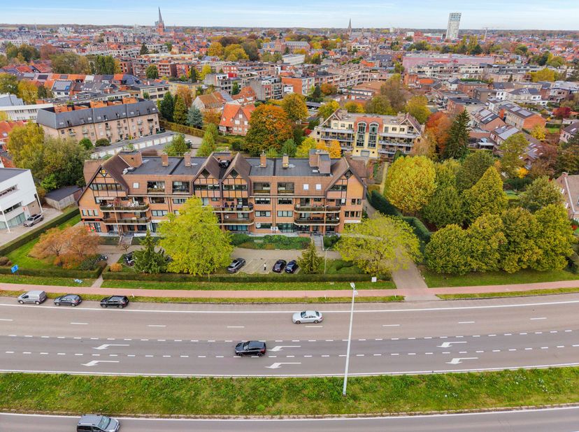 Dit handelspand van ruim 500m² met 8 privé parkeerplaatsen bevindt zich op een zicht locatie aan de ring van Turnhout met vlotte bereikbaarheid van de