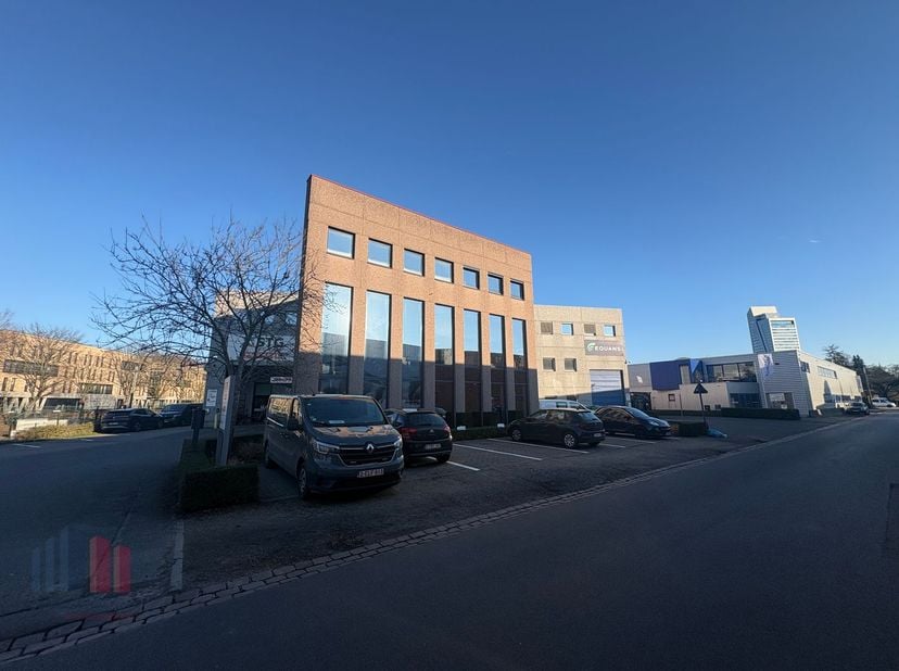 Uitstekend gelegen kantoorruimte van 255 m², in de onmiddellijke nabijheid van The Loop, de R4 en op slechts 600 meter van de E40-oprit Sint-Denijs-We