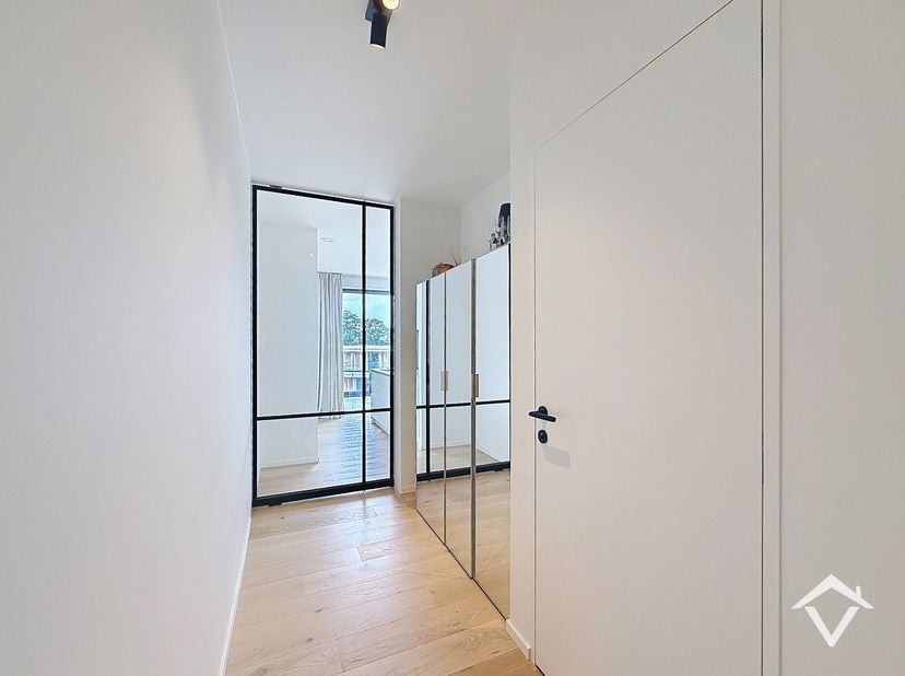 Dit prachtige penthouse appartement is gelegen in één groene omgeving, dit in een oase van rust en biedt een luxueuze en comfortabele woonomgeving. He