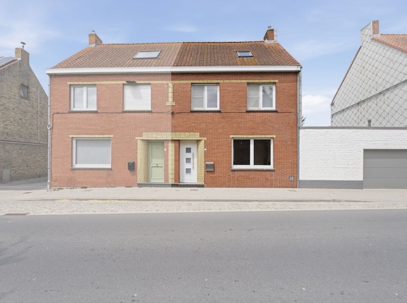 Maison de caractère située au calme dans le centre du village de Houtem, près de Furnes. Cette maison mitoyenne construite en 1939 offre une belle com