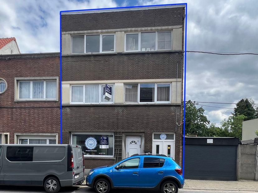 Op zoek naar een ruime gezinswoning mét extra mogelijkheden voor een zelfstandige activiteit, praktijkruimte of atelier? Deze veelzijdige woning aan d