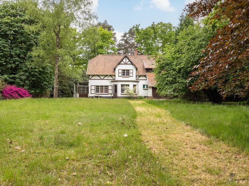 A la recherche d'espace, de tranquillité et de caractère au cœur de Kapellenbos ?<br />
Cette villa cottage à rénover sur un terrain impressionnant d