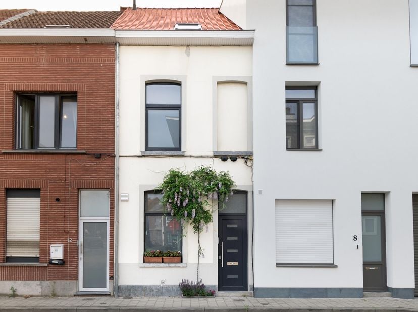 LIGGING nabij UZ Gent en Miljoenenkwartier. De invalswegen E17, E40, N60 en R40 zijn vlot bereikbaar, zonder dat dit ten koste gaat van de rust. Stati