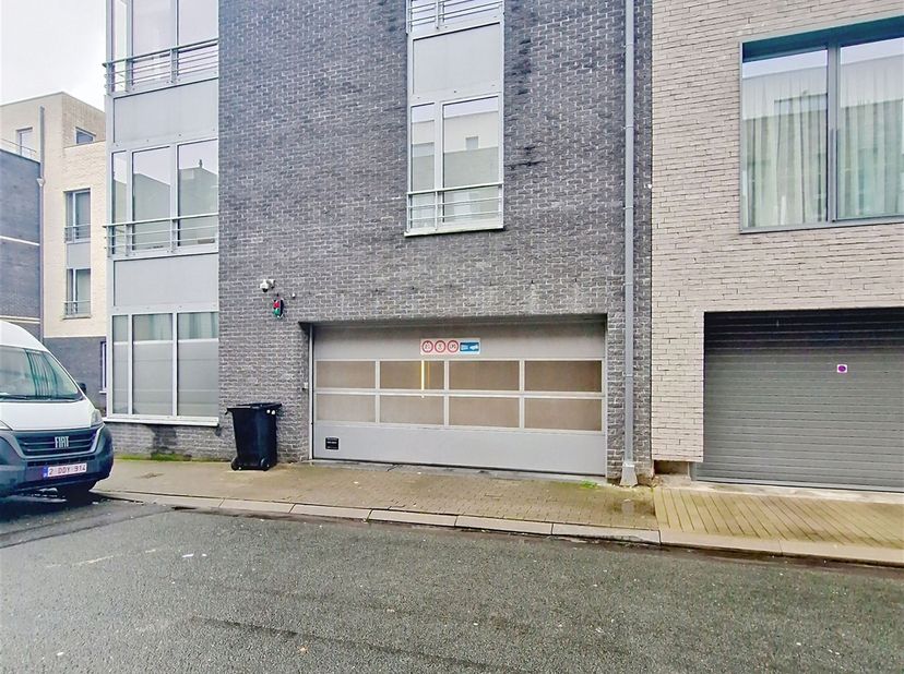 IMMOSCHMIDT (Réf.29437) - ETTERBEEK : PGarage pour 1 voiture + vélos + motos . Très bonne situation dans un immeuble récent  . Il s'agit d'un seul gar