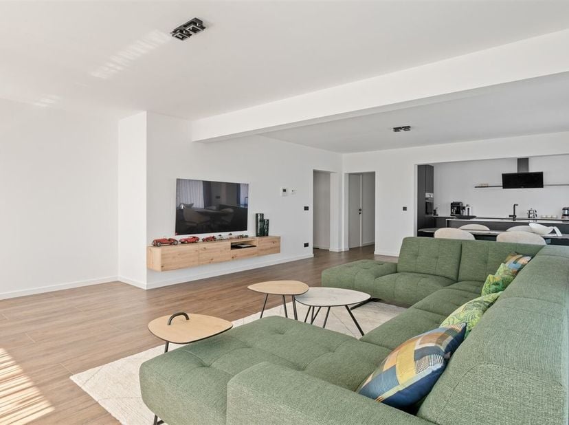 Op zoek naar ruimte, comfort en een centrale ligging? Dit volledig gerenoveerde appartement op de derde verdieping van een verzorgd gebouw met lift, g