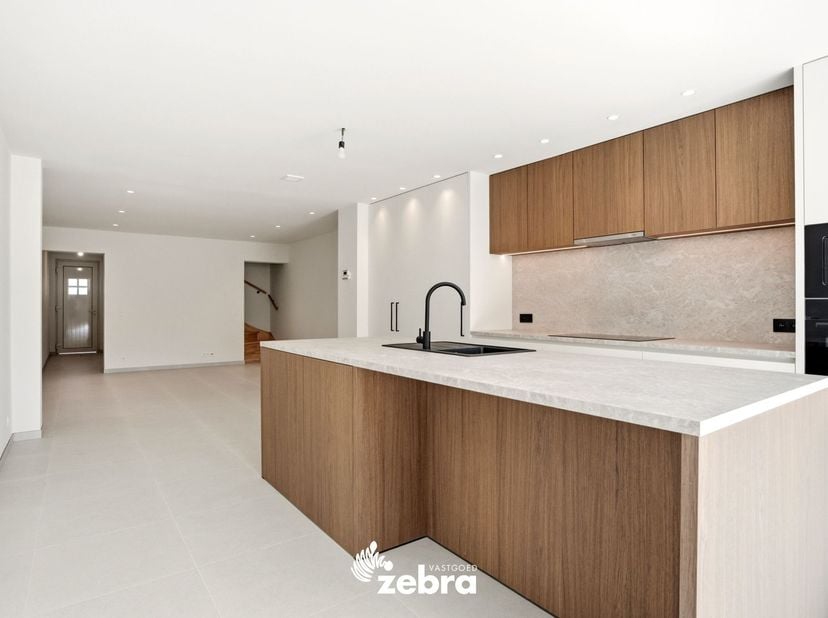 Deze instapklare, gerenoveerde woning bevindt zich op een boogscheut van het centrum van Meulebeke. De woning geniet van een uitstekende bereikbaarhei