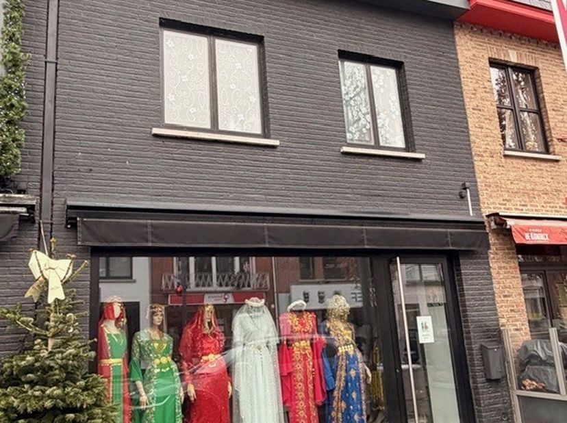 In het levendige hart van Tremelo bevindt zich dit uitstekend gelegen handelspand met woonst.<br />
<br />
Dankzij de sterke visibiliteit en de vele p