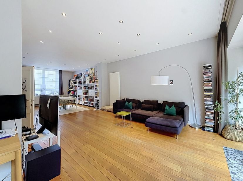 CHATELAIN: In de gegeerde wijk Châtelain, duplex op het gelijkvloers + 1e verdieping met een oppervlakte van 194 m² (volgens EPC).<br />
Gelijkvloers: