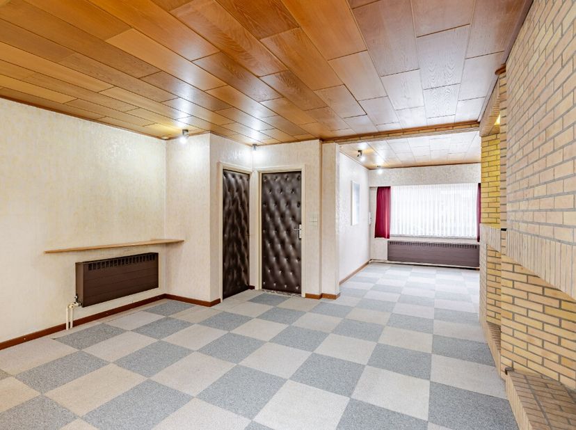 LiggingOp een centrale ligging in Zelzate bevindt zich deze bijzonder ruime woning met tal van mogelijkheden. Dankzij de vlotte verbindingen via belan
