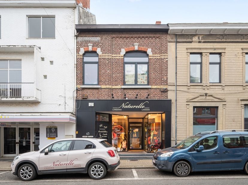 In het centrum van Landen bevindt zich deze instapklare commerciële ruimte, perfect voor ondernemers die op zoek zijn naar een strategische locatie. D