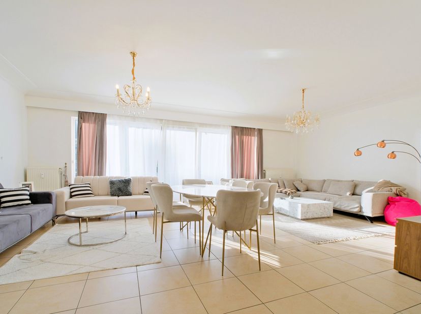 Situé sur la prestigieuse avenue Winston Churchill, au cœur d'un quartier résidentiel recherché, cet appartement de ±145 m² offre luminosité, volumes