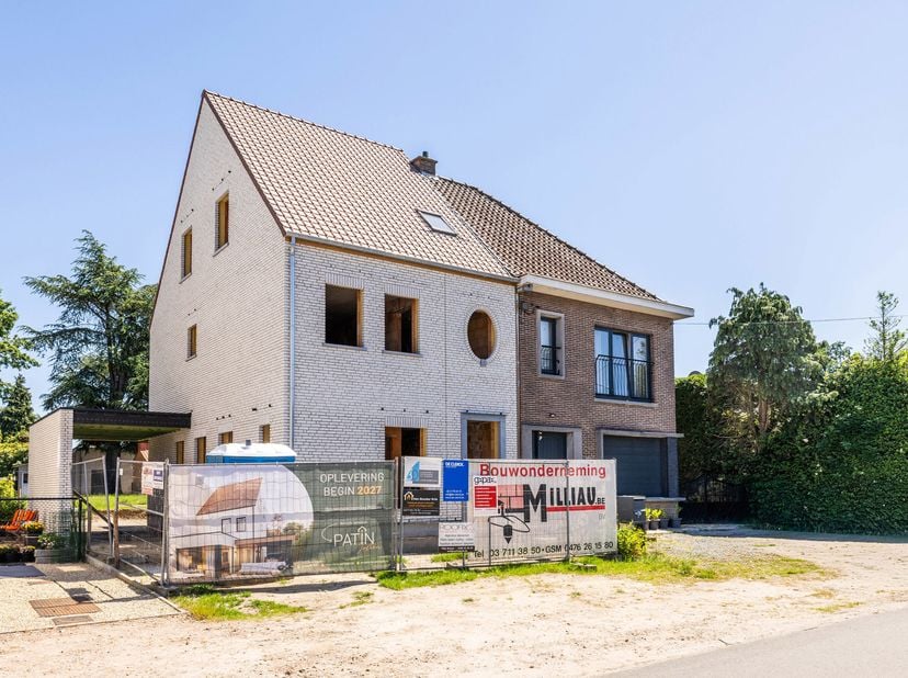 Deze moderne en kwalitatief afgewerkte halfopen bebouwing, met oplevering voorzien begin 2027, combineert comfort, ruimte en hedendaagse architectuur.