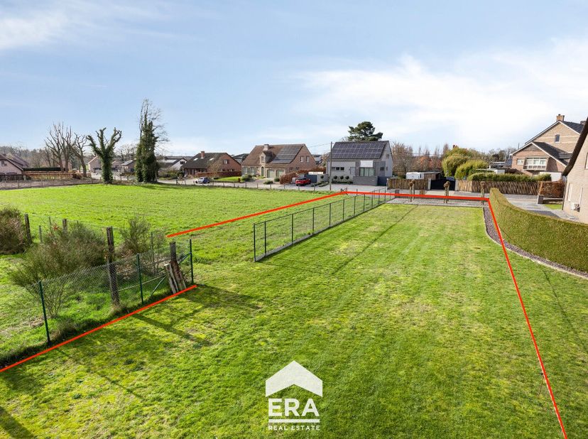 Deze zuidgerichte bouwgrond is gelegen in het rustige en groene Kleine-Brogel, een deelgemeente van Peer. De omgeving staat bekend om haar kindvriende