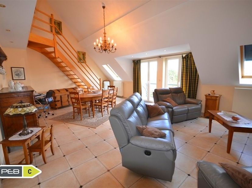 RARE – SUPERBE APPARTEMENT DE STANDING AVEC TERRASSES, PARKING ET VUE SUR COUVIN, Idéalement situé en plein centre de Couvin, à proximité immédiate de