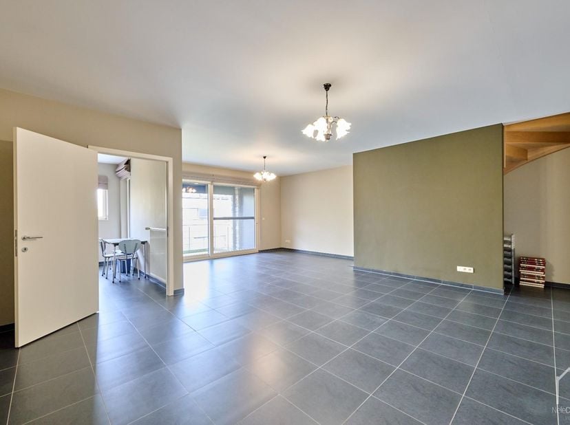 Goed onderhouden duplex appartement met 4 slaapkamers, terras en garage met een bewoonbare oppervlakte van maar liefst 175m² in Achel, vlakbij het cen