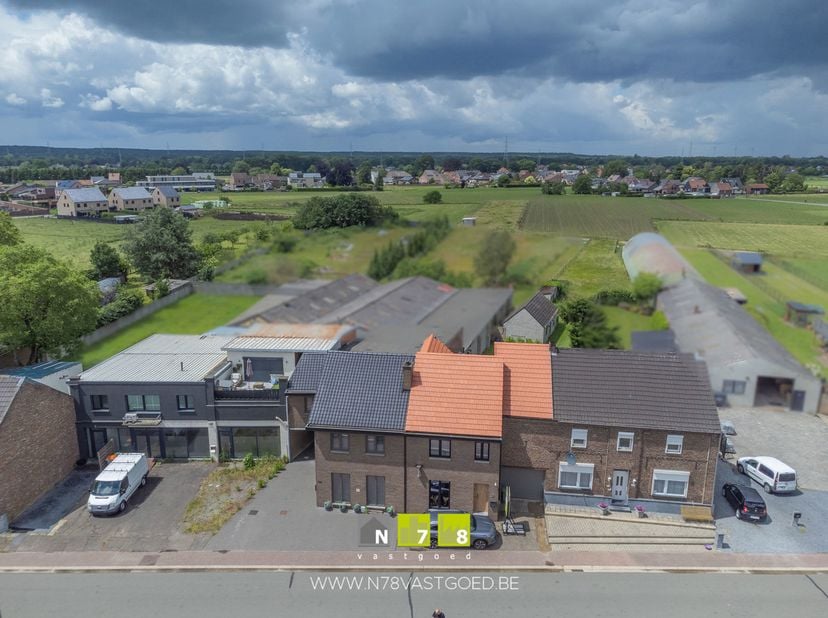 Verrassend ruime woning, gelegen op een ruim perceel van 13a15ca te Rotem. <br />
EPC: 398kWh/m². UC: 0000314979.<br />
TROEVEN:<br />
- Laag besch