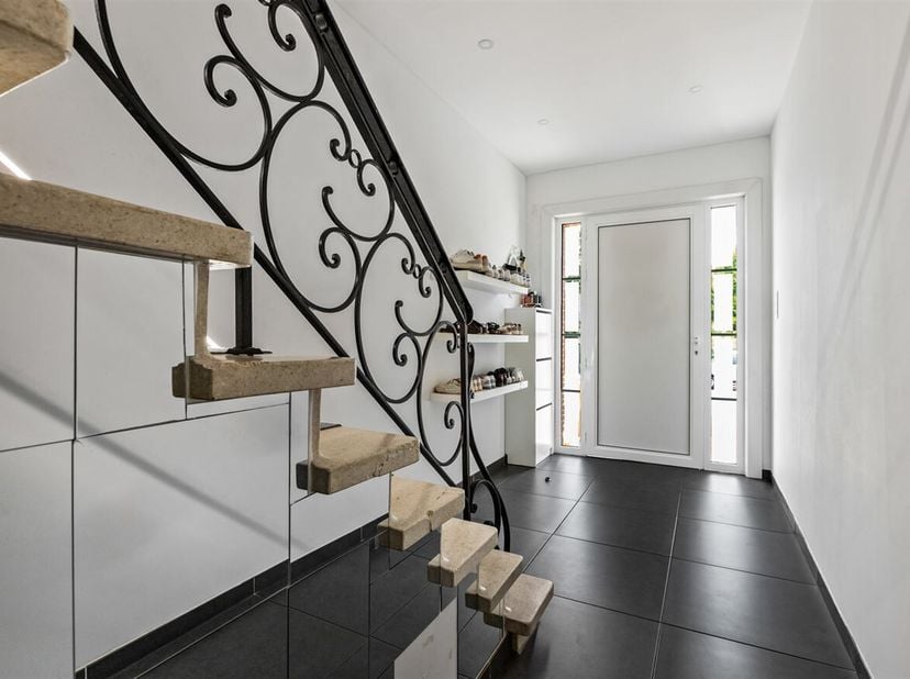 Gerenoveerde halfopen woning met drie slaapkamers, garage, zonnepanelen en een volledig afgewerkte zolder, gelegen nabij het centrum van Sint-Truiden.