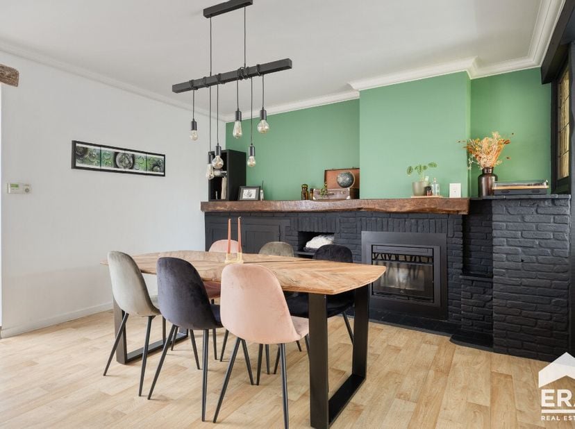 Ben je op zoek naar een instapklare woning met ruimte, comfort én tal van mogelijkheden? Dan is deze verzorgde bel-etagewoning in hartje Arendonk zeke