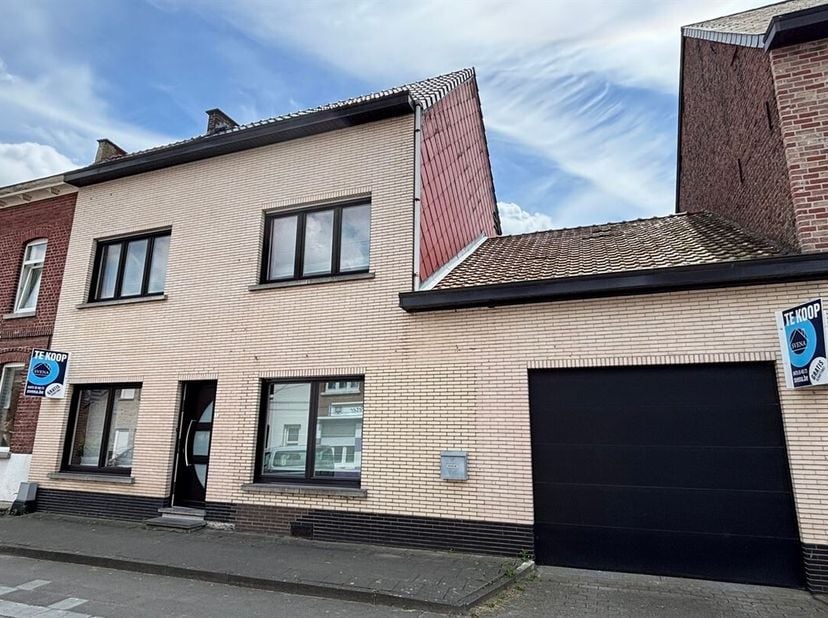 SOLIDE RUIME WONING MET 6 SLAAPKAMERS<br />
Richtprijs : 339.000<br />
Solide ruime woning met 6 slaapkamers, garage en tuin.<br />
Deze woning is gel
